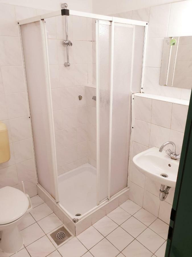 Summer Residence Hostel Любляна Екстер'єр фото